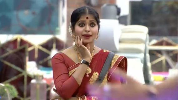 வாவ்.. சூப்பர்ப் மதுமிதா.. வேற லெவல்.. கன்னடத்து பைங்கிளியே சரோஜா தேவி தோத்துடுவாங்க சார்! 