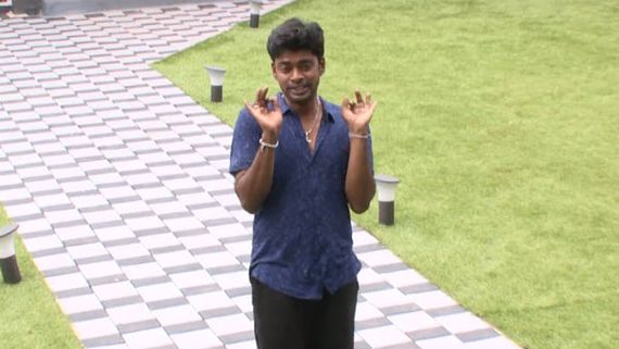 போன வாரம் மோகன் வைத்யா.. இந்த வாரம் எம்ஜிஆர்.. பிக்பாஸ் வீட்டை கலக்கிய சாண்டி! 