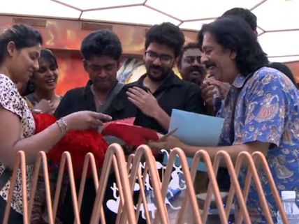 Bigg boss 3 tamil: சாண்டி தம்பி.. இதெல்லாம்  கொஞ்சம் ஓவர்பா! 