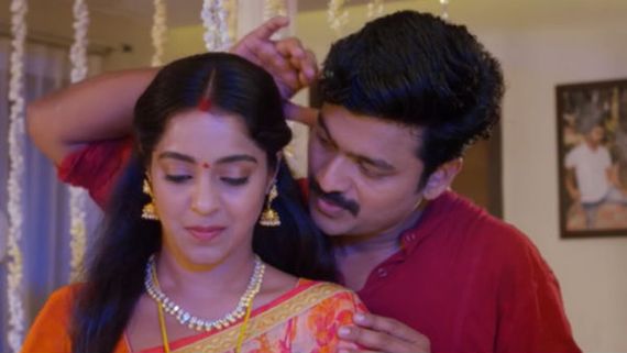 Malar serial: கண் கிறங்கி.. காதல் பெருக்கெடுத்து.. வாயை விட்ட கதிர்.. அப்படியே மயங்கிய மலர்! 