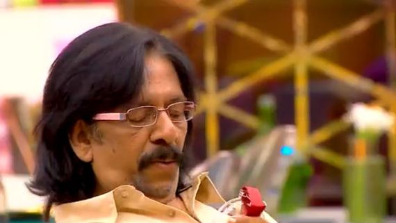 இனிமே யார் கட்டிப்பிடித்து முத்தம் கொடுப்பார்? பிக்பாஸிலிருந்து வெளியேற்றப்பட்டார் மோகன் வைத்யா! 