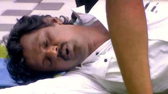 அய்யயோ.. சேரனுக்கு என்னாச்சு .. இப்டி விழுந்து கிடக்குறாரே.. பிக் பாஸில் இருந்து வெளியே போய்டுவாரோ? 