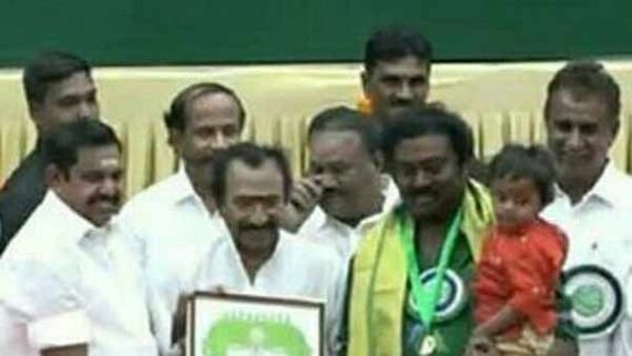 வலது கையில் கலைமாமணி விருது.. இடது கையில் விலைமதிப்பில்லா விருது.. அசத்திட்டீங்க போங்க சித்தப்பு! 