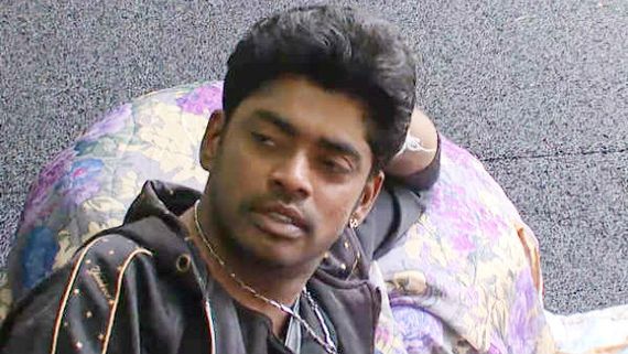 அவரு என்னை குப்பை மாதிரி தூக்கி எறிஞ்சாரா.. நீ பாத்தியா.. ரசிகரிடம் மல்லுக்கட்டிய நடிகை! 