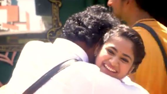 பிக்பாஸ் வீட்டுக்குள் மீண்டும் சேரன்.. கட்டியணைத்த ஹவுஸ்மேட்ஸ்.. கடுப்பில் கவின்.. என்னாகபோகுதோ? 