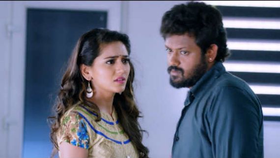 En Kadhali Scene Podura Review: ஒரு கொலை.. ஒரு விரோதி.. இதுக்கு இடைல சீன் போடுற ஒரு காதலி! 