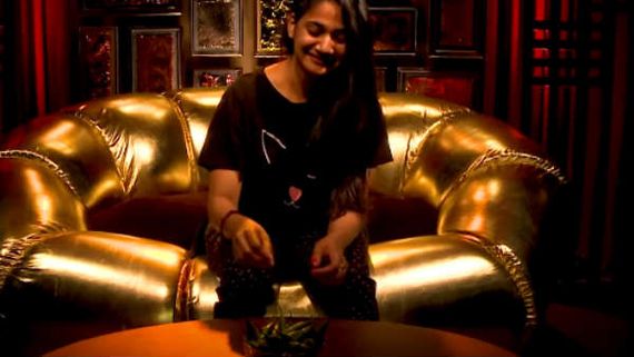 பையன( பிக்பாஸ்) கூட்டிப்போய் வேப்பிலை அடிக்கனும போல.. நீ சிரிக்காத ஆத்தா! நெட்டிசன்ஸ் மரண பங்கம்! 