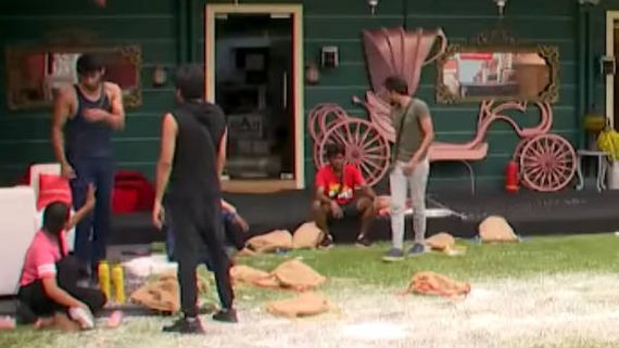 அதெப்படி பாஸ்.. கவின்கிட்ட ஆர்க்யூ பண்ணா லாஸ்லியா வராம இருப்பாங்களா?! இந்தா வந்துட்டாங்கள்ல! 