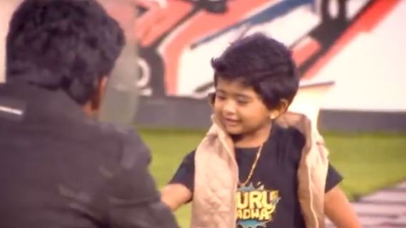 சாண்டி பொண்ணு பிக்பாஸ் வீட்டுக்கு போட்டுவந்த டி ஷர்ட்ட கவனிச்சீங்களா? 