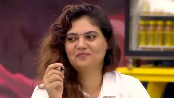 நோ மீன்ஸ் நோ.. குப்பையை எல்லாம் தேடி எடுத்து.. ஏன் இந்த வேலை? கடுப்பாகும் நெட்டிசன்ஸ்! 