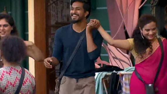 டேய் முகெனு.. வேணாம்டா.. அபிராமி திட்டும்டா.. அதகளப்படுத்தும் ஷெரின் அம்மா! அதிர்ந்த பிக்பாஸ் வீடு! 