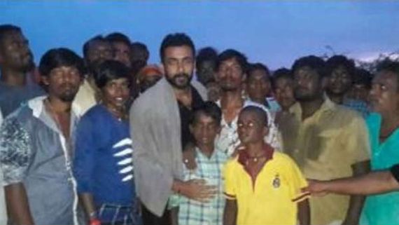 சூரரைப் போற்று சூட்டிங் ஸ்பாட்டில் கூடும் ரசிகர்கள்...நெகிழும் சூர்யா