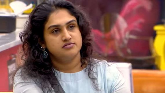 பிக்பாஸ் வீட்ட மட்டுமல்ல டிவிட்டரையும் அதிரவிடும் வனிதா! ஓவர் நைட்டில் ட்ரென்டிங்! #vanitha 