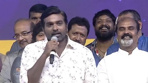 அப்படி செய்திருக்க கூடாது.. காலில் விழுந்த விஜய் சேதுபதி.. பதைபதைத்த ரசிகர்கள்.. கேள்வி மேல் கேள்வி 