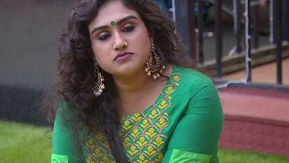 பிக்பாஸ் வீட்டிலும் கஸ்தூரியிடம் மல்லுக்கட்டி அசிங்கப்படுத்திய வனிதா.. ப்பா.. என்னா பேச்சு! 