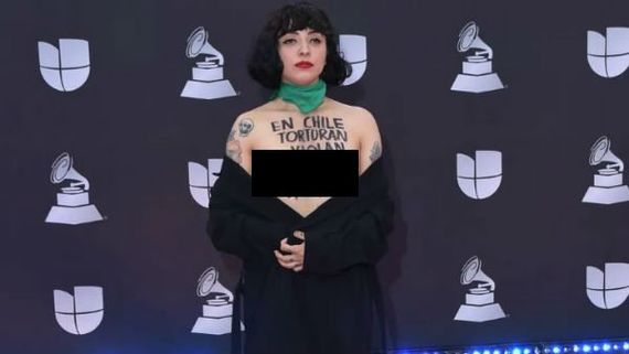  மேலாடை அணியாமல் டாப்லெஸ்ஸாக விருது வாங்கிய பிரபல பாடகி.. வைரலாகும் போட்டோஸ்! 