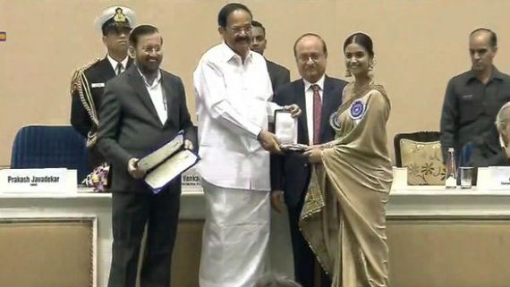 66வது தேசிய திரைப்பட விருதுவிழா.. அசத்தலாய் துணை குடியரசுத் தலைவர் கையால் விருது பெற்ற பிரபலங்கள்! 