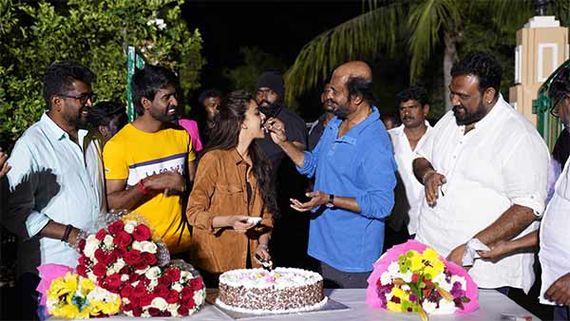 கீர்த்தி சுரேஷுக்கு கேக் ஊட்டிய ரஜினிகாந்த்.. ’தலைவர் 168’  ஷூட்டிங்கில் நடந்த திடீர் கொண்டாட்டம்!