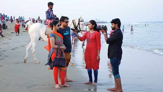 சாட்சிகளுடன் பல காட்சிகளில் கதை சொல்லும் மெரீனா புரட்சி 