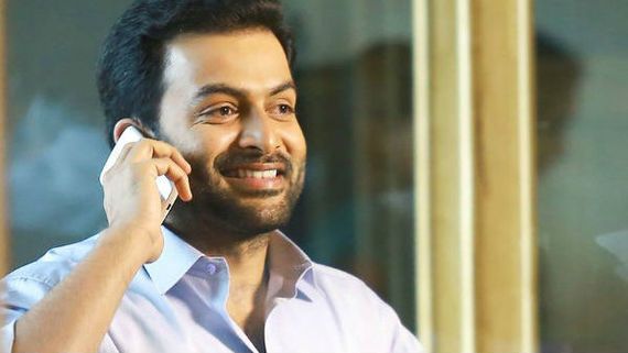 காதல் மனைவிக்கு கதை தெரியுமா சாரே..? முதல் காதலியின் பெயரை பொசுக்கென்று வெளியிட்ட ஹீரோ 