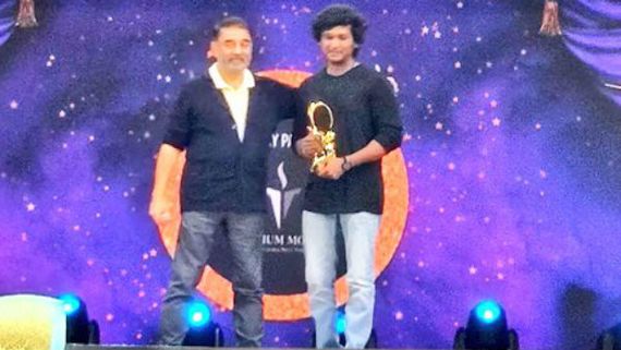 கமல் கையால் விருது.. மாஸ்டர் பட அப்டேட்.. ஜீ சினி விருது விழாவில் மாஸ் காட்டிய லோகேஷ் கனகராஜ்!