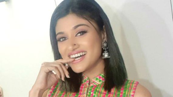 முகத்தை மறைத்து ஓவியா போட்ட புகைப்படம்.. லைனில் வரிசையாக வந்து அட்டன்டன்ஸ் போட்ட ஓவியா ஆர்மி!