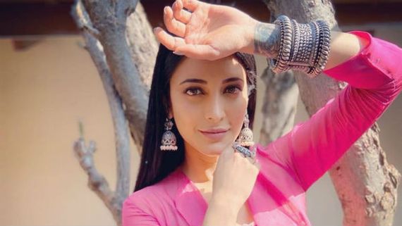 இடுப்பு தெரிய செம கவர்ச்சியாக போட்டோ ஷுட் நடத்திய உச்ச நடிகரின் மகள்! 