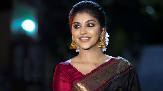 மாடர்ன் டிரெஸ்ல கும்முன்னு இருக்க.. ட்ரெடிஷ்னல் டிரெஸ்ல நச்சுன்னு இருக்க.. வாயை பிளக்கும் ஃபேன்ஸ்! 