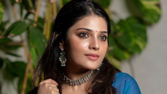  பிங்க் கலரு ஜிங்குச்சா.. ப்ளூ கலரு ஜிங்குச்சா.. ஆத்மிகா கிளாமரு பொங்குச்சா.. அடேங்கப்பா!