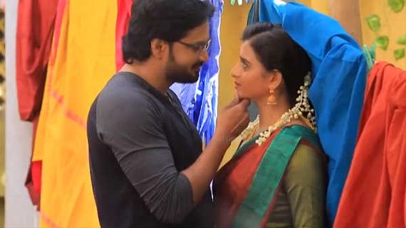 naam iruvar namakku iruvar serial: பார்ரா.. கொல்லைப்புறத்துல கள்ள ரொமான்ஸா?! 