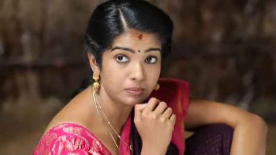  அள்ளிச் செருகிய கொண்டை.. கெண்டைக்கால் தெரிய பாவாடை.. அப்புறம் முகவாயில் 3 புள்ளி! 