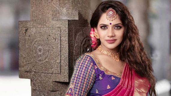 செம இடுப்பு.. ஒரு கிள்ளு கிள்ளவா.. சேலையில் இருந்த நடிகையின் போட்டோவை பார்த்து ஜொள்ளுவிட்ட ரசிகர்! 