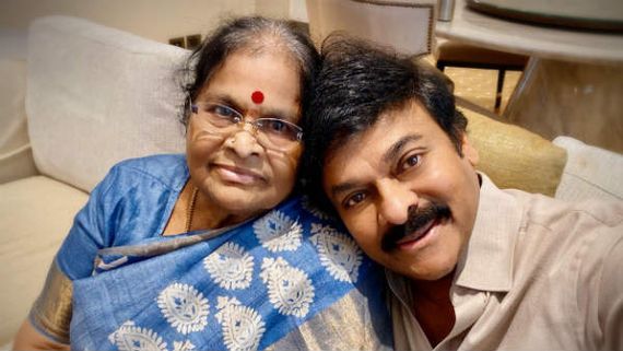 தாயுடன் செல்ஃபி.. ட்விட்டர் விஜயம்.. ஹோம் டைம்.. மாம் டைம் என ட்வீட் போட்டு அசத்தும் சிரஞ்சீவி!