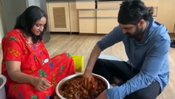 ஷூட்டிங் இல்லை... வீட்டில் உட்கார்ந்து ஊறுகாய் செய்ய கற்றுக் கொண்ட ஹீரோ... வைரலாகும் வீடியோ! 