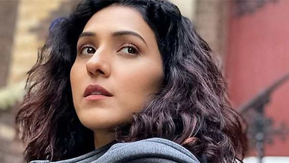 'ஐயோ...அந்த பயங்கரம் இருக்கே..!' ஆஸ்திரேலிய டூரை பாதியில் முடித்த 'காந்த கண்ணழகி...' பாடகி! 