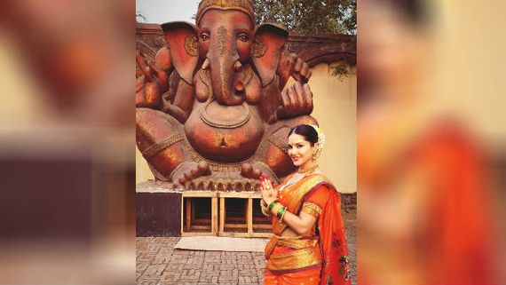 ஆஹா.. நம்ம சன்னி லியோனா இது.. சேலையில எம்புட்டு அழகா பக்தி பரவசமா இருக்காங்க பார்த்தீங்களா!