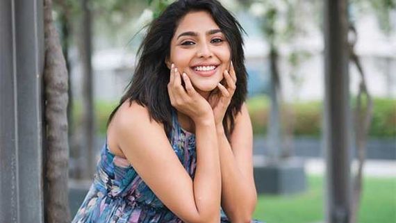 நீங்கதான் பர்ஸ்ட்..தானாக முன் வந்து உதவிய தனுஷ் ஹீரோயின்.. பாராட்டித் தள்ளிய சினிமா தொழிலாளர்கள்! 