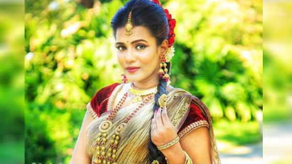 பவுடர் கொஞ்சம் ஓவரோ.. ஃபுல் மேக்கப்பில் போட்டோ போட்ட நடிகை.. வச்சு செய்யும் நெட்டிசன்ஸ்! 