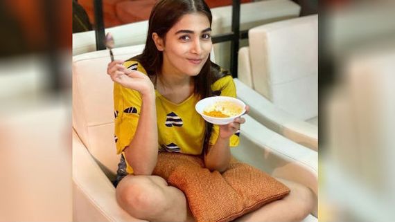 தொடை தெரிய.. அடுப்பு ஹாட்டா பூஜா ஹெக்டே ஹாட்டா.. ஒரு அல்வாவே அல்வா கிண்டுகிறதே! 