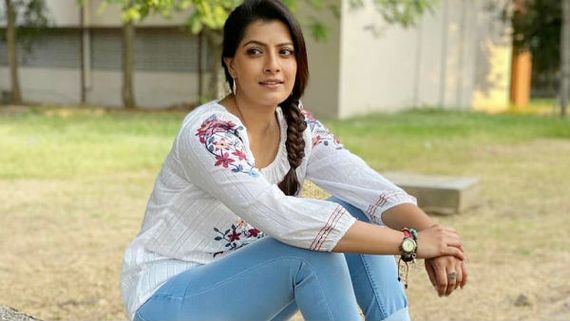 லாக்டவுன் நேரத்தில் பெண்களை துன்புறுத்தினால்.. பயமின்றி புகார் தரலாம்.. வரலட்சுமி  அட்வைஸ் !