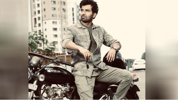 நடிப்பும் பொறுப்பும்.. 'தில் தோட் கே' இசை ஆல்பம் மூலம் டிரெண்டான ஐஏஎஸ் அதிகாரி.. ரசிகர்கள் வாழ்த்து!