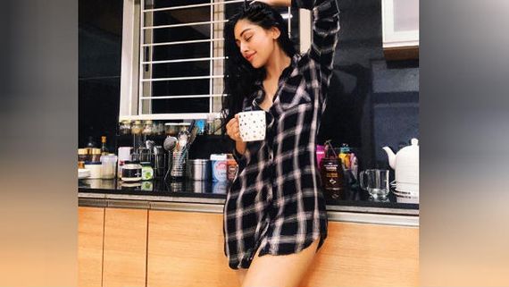 பேன்ட் அணியாமல்.. ஷர்ட்டுடன் போஸ் கொடுத்த காந்த கண்ணழகி… கண்டபடி கலாய்க்கும் நெட்டிசன்ஸ்! 
