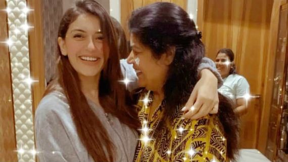 அம்மாவுக்கு  பிறந்தநாள் சர்ப்ரைஸ் கொடுத்த ஹன்சிகா.. இணையத்தில் வைரலாகும் புகைப்படம்! 