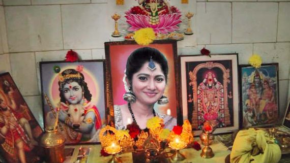 அட.. பிக்பாஸ் ஜூலிக்கு இப்படியொரு ஃபேனா.. போட்டோவை பூஜையறையில் வைத்து வழிபாடு.. வைரலாகும் போட்டோஸ்! 