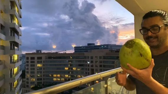 ஸ்டைலா..கலக்கலா..இளநீர் வெட்டிய மாதவன்...கண் இமைக்காமல் ரசித்து பார்த்த ரசிகை !