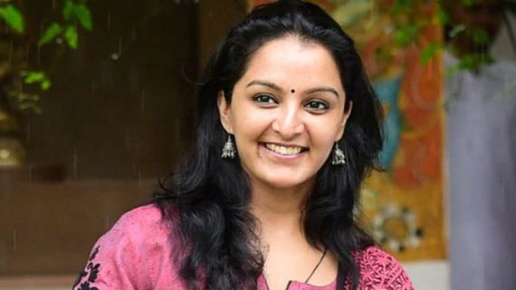 தமிழை அடுத்து அந்த மொழியிலும் அறிமுகமாக இருக்கிறாராம் நடிகை மஞ்சு வாரியர்.. அம்மாவாக நடிப்பாரா? 