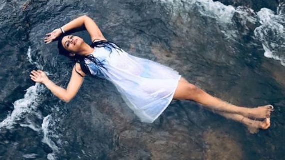 வில்லியாகப் போறாராமே? ஆற்றுக்குள் படுத்தபடி இது என்னங்க போஸ்? பிரபல நடிகையை விளாசும் ஃபேன்ஸ்! 