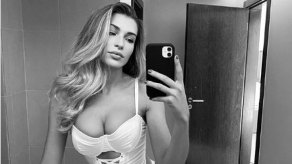 மிரர் செல்ஃபின்னா இப்படி இருக்கணும்.. டிவி நடிகையின் வேற லெவல் புகைப்படம்.. எகிறுது லைக்ஸ்!