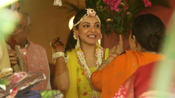 ப்பா.. கண்ணே பட்டுடும் போல.. மாலையும் கழுத்துமாய் இன்றே மணப்பெண் கோலத்தில் காஜல்.. வைரல் போட்டோஸ்! 