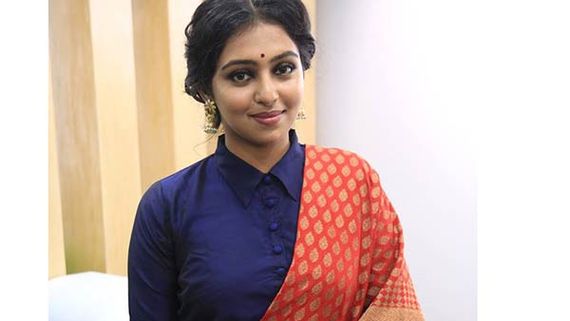 ரசிகரை கெட்ட வார்த்தையில் திட்டிய நடிகை லக்ஷ்மி மேனன்.. ஒட்டு மொத்த ரசிகர்களும் பெரும் அதிர்ச்சி..!